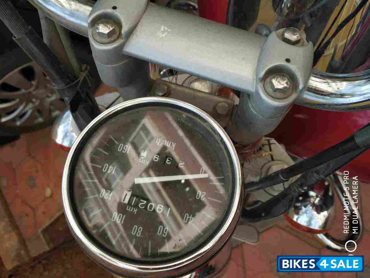 Red Bajaj Avenger 220 DTS-i