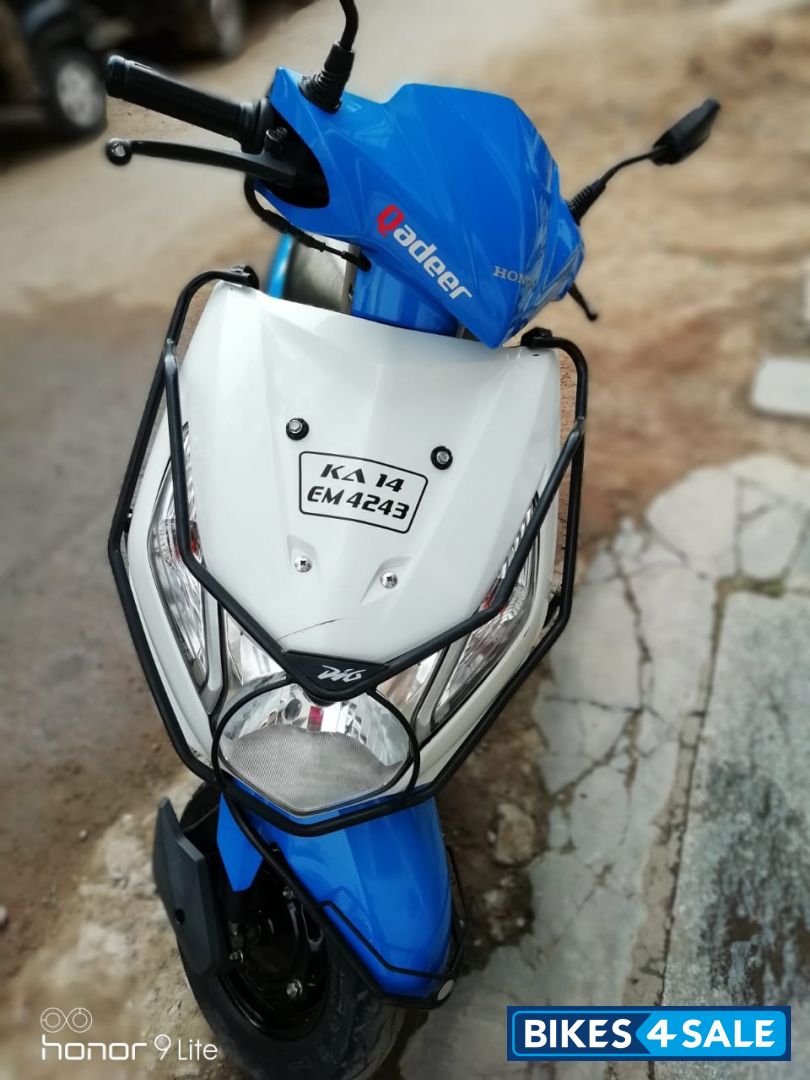 Blue And White Honda Dio