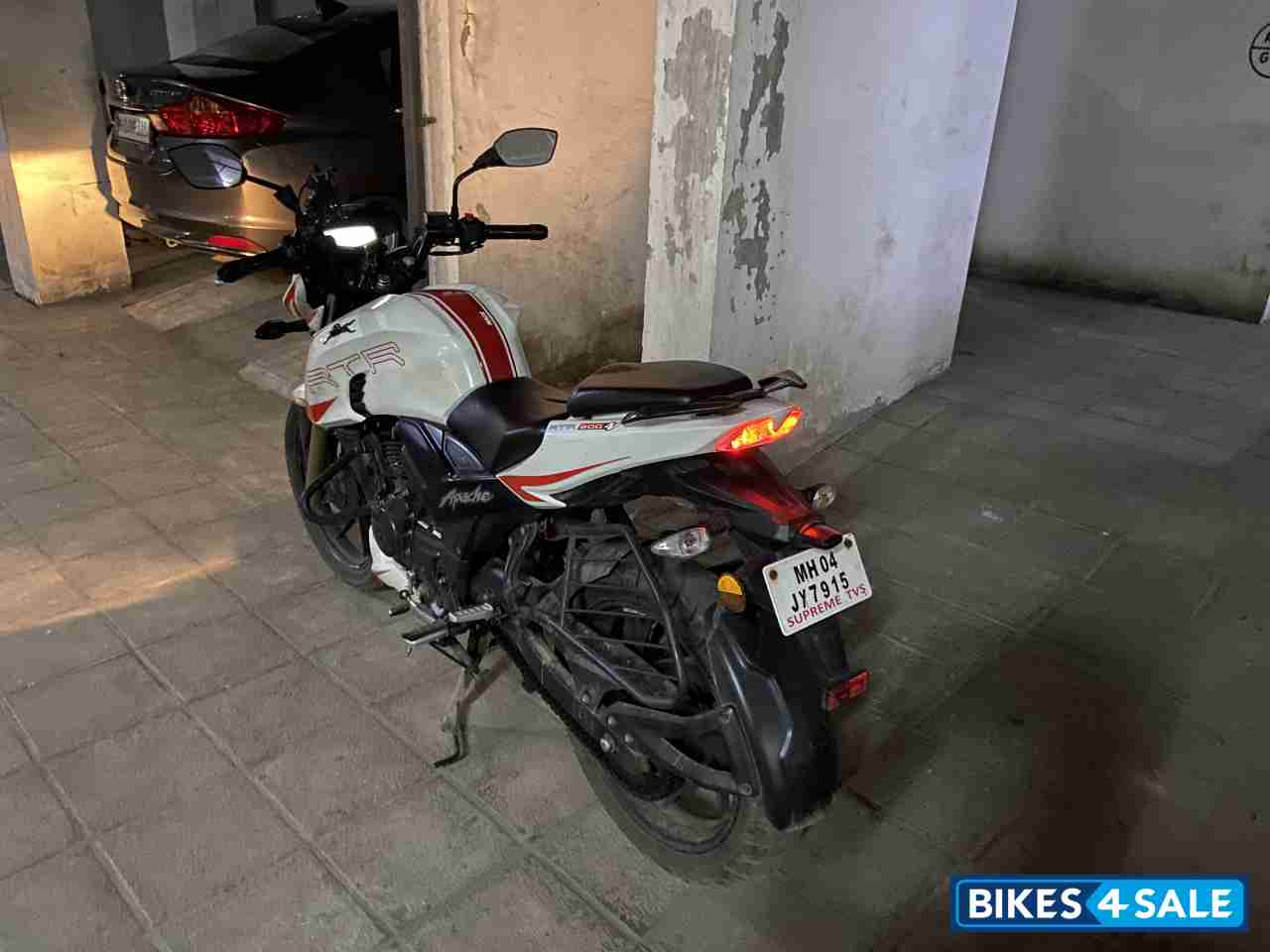 White TVS Apache RTR 200 4V ABS Race Edition 2.0 White TVS Apache RTR 200 4V ABS Race Edition 2.0