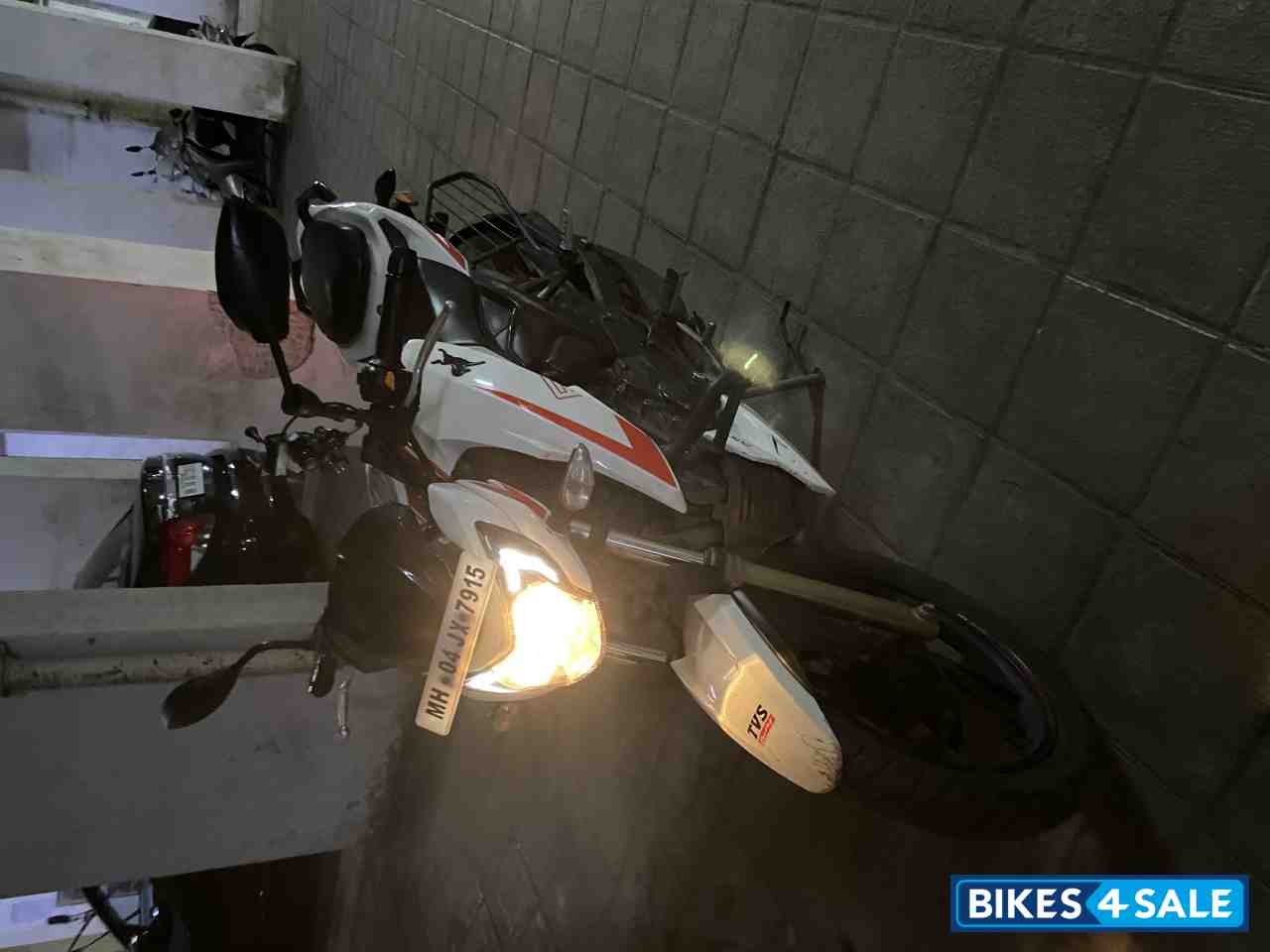 White TVS Apache RTR 200 4V ABS Race Edition 2.0 White TVS Apache RTR 200 4V ABS Race Edition 2.0