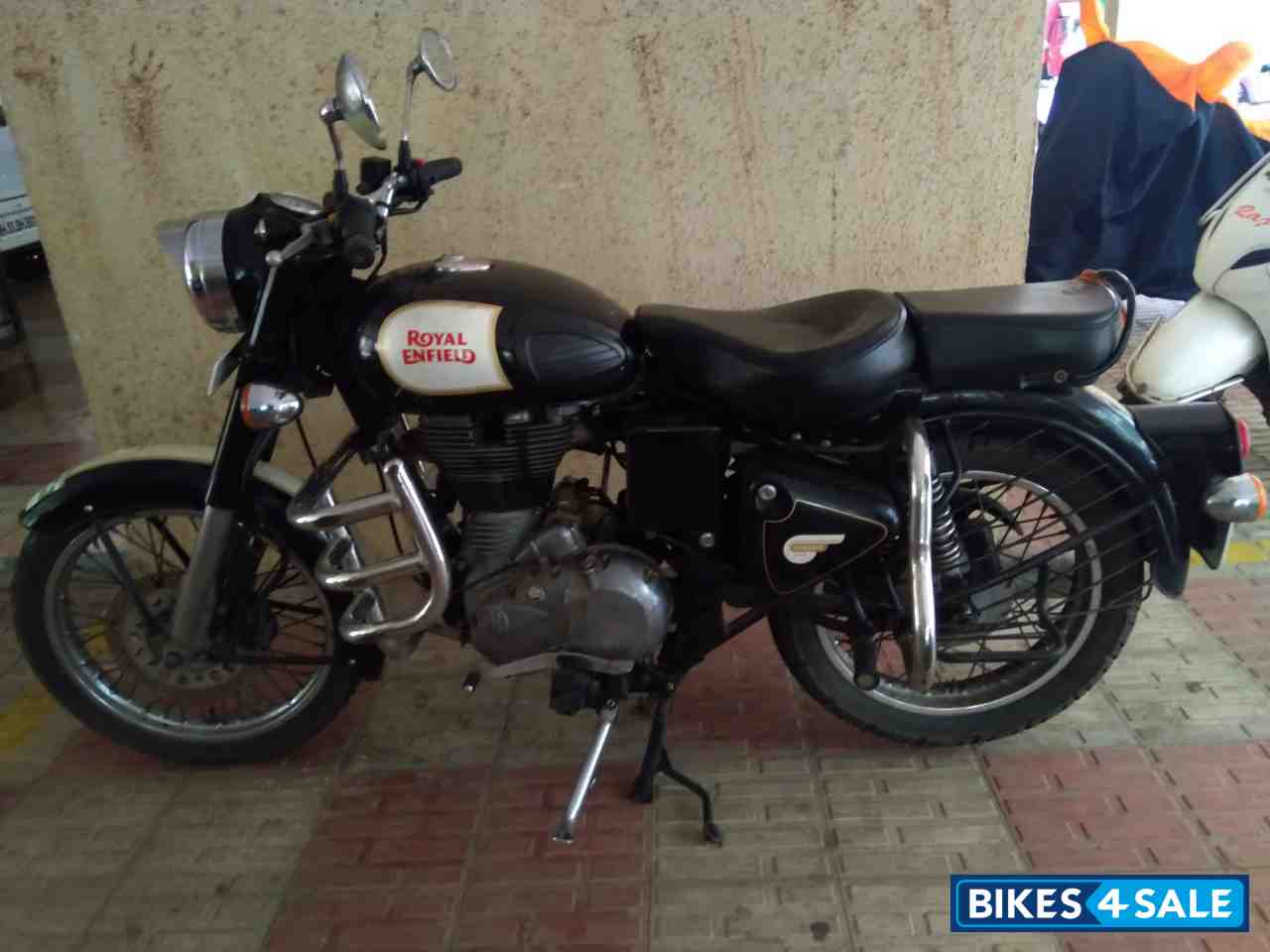 Black Royal Enfield Classic 500