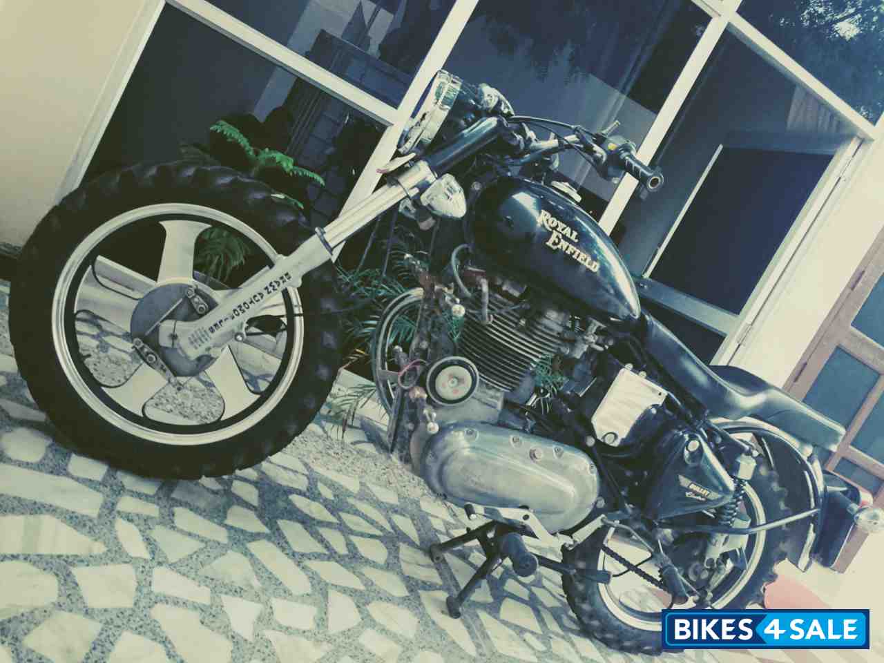 Black Royal Enfield Bullet Electra 5S