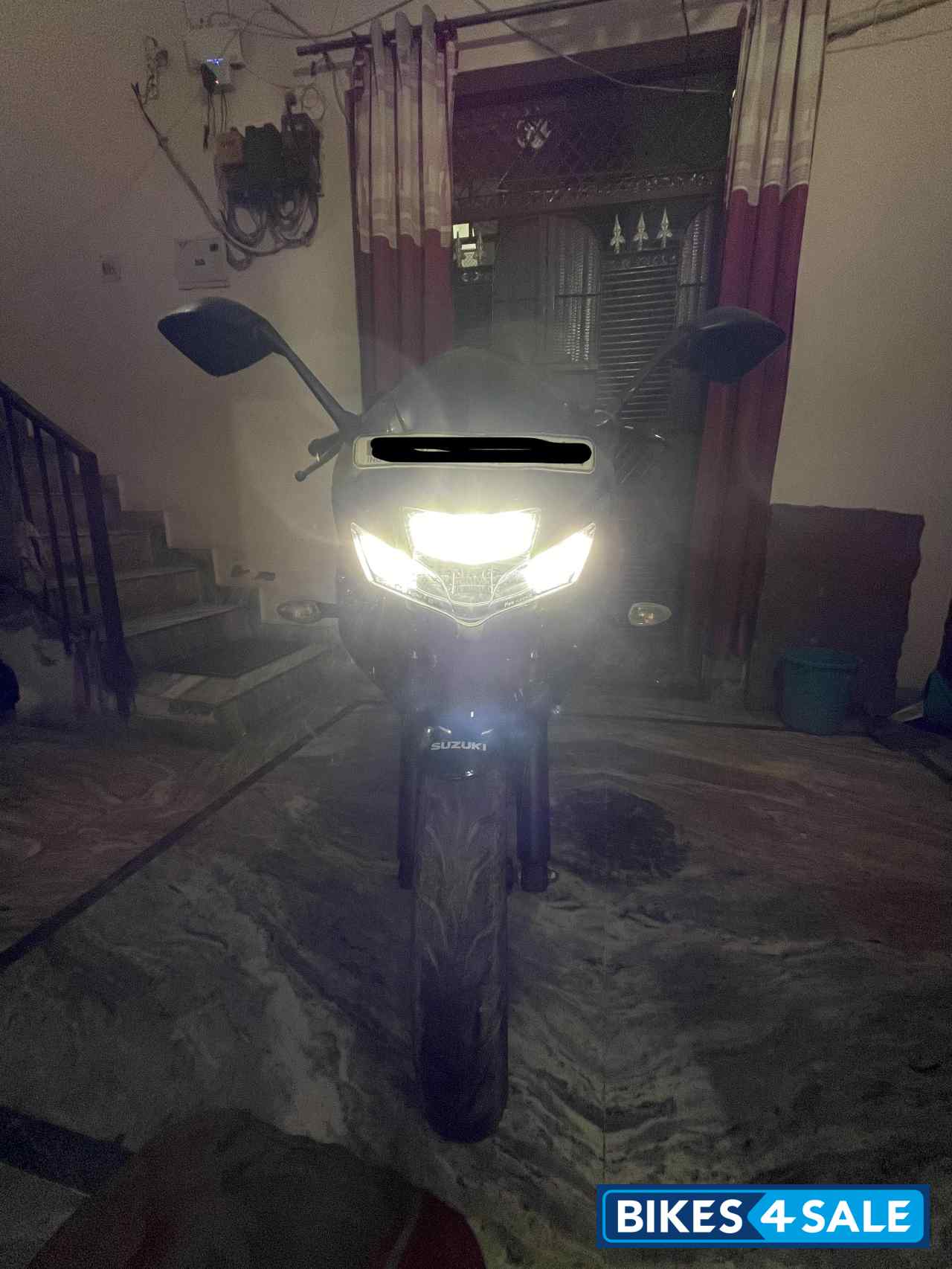 Glossy Sparkle Black Suzuki Gixxer SF Fi