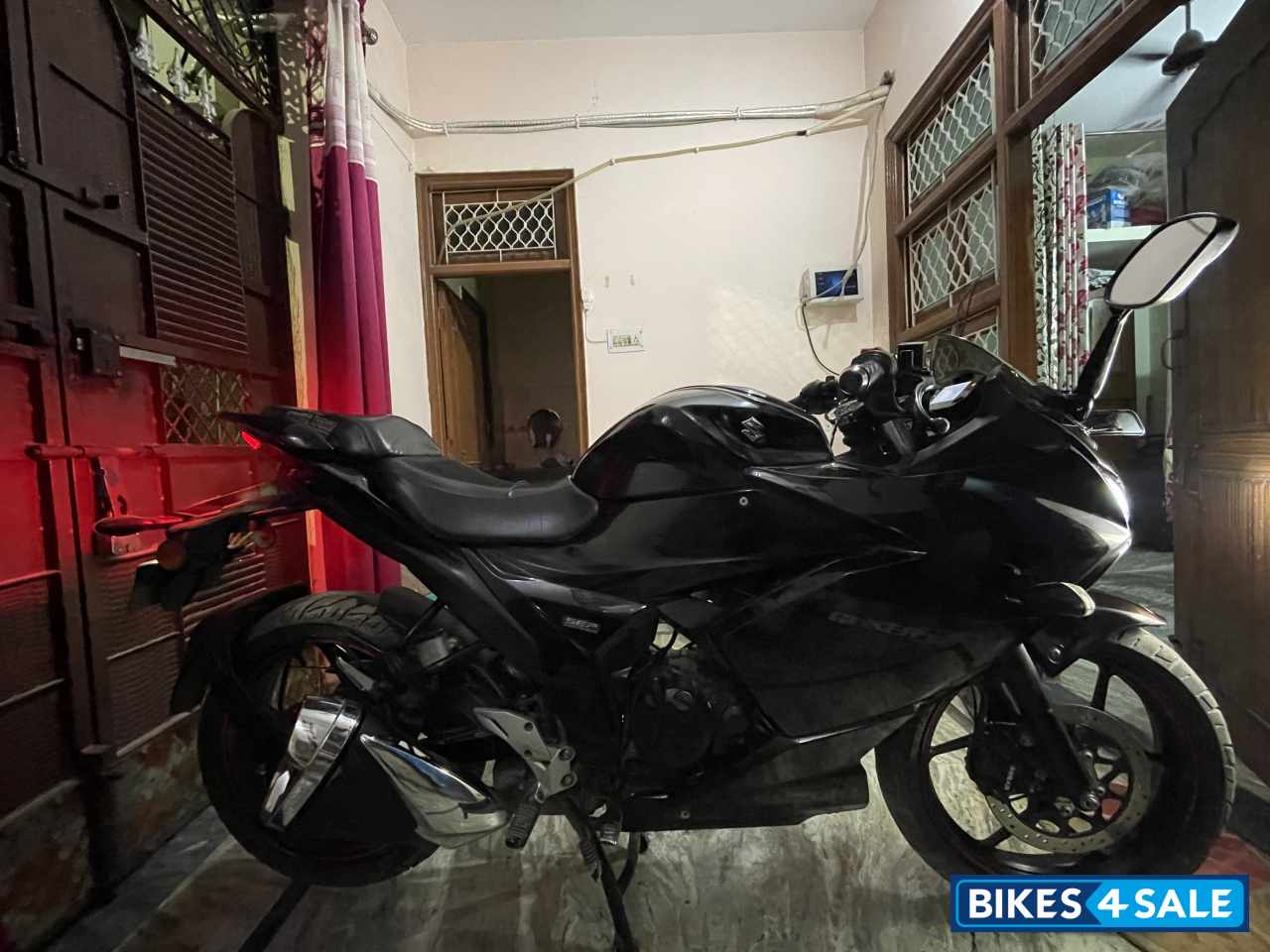 Glossy Sparkle Black Suzuki Gixxer SF Fi