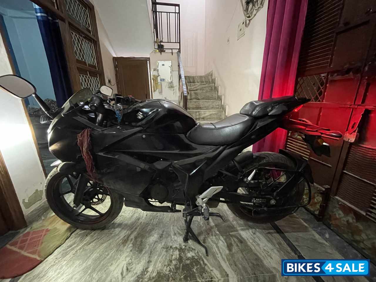 Glossy Sparkle Black Suzuki Gixxer SF Fi