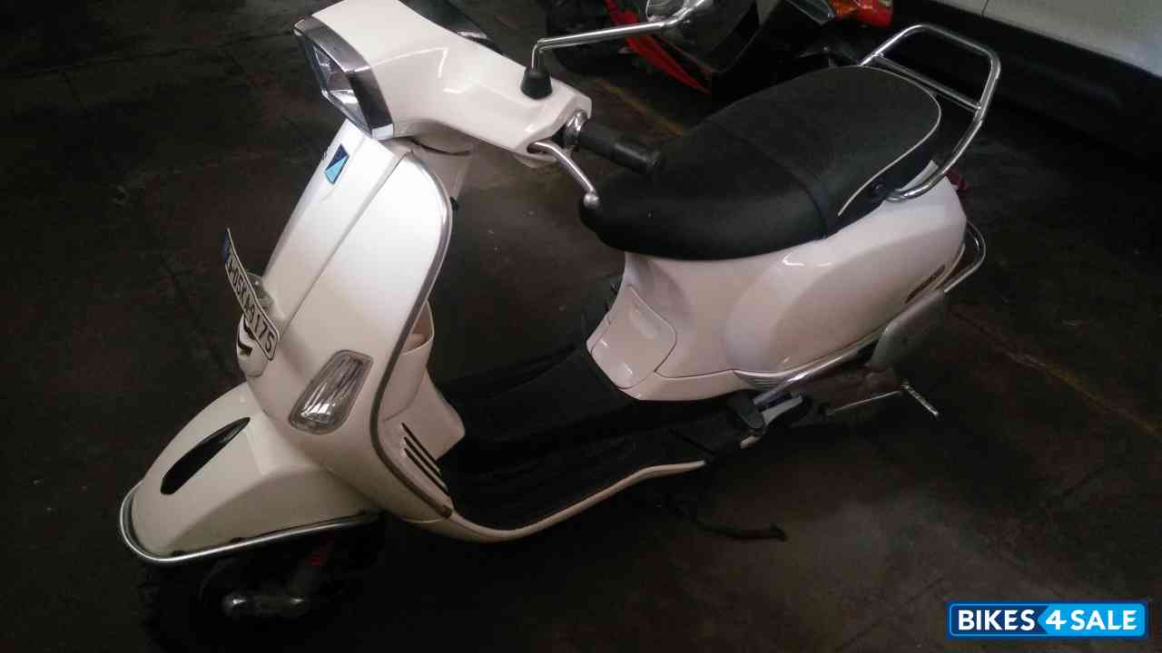 White Vespa SXL 150