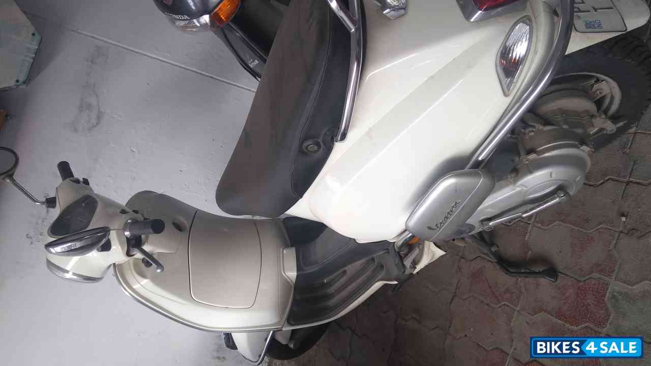 White Vespa LX 125
