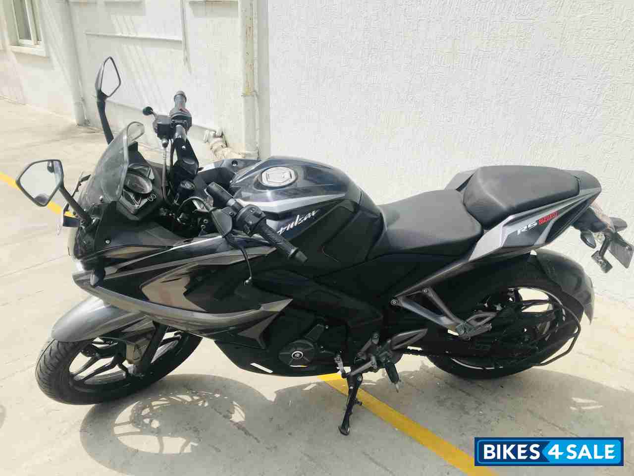 Bajaj Pulsar RS 200 ABS Bajaj Pulsar RS 200 ABS