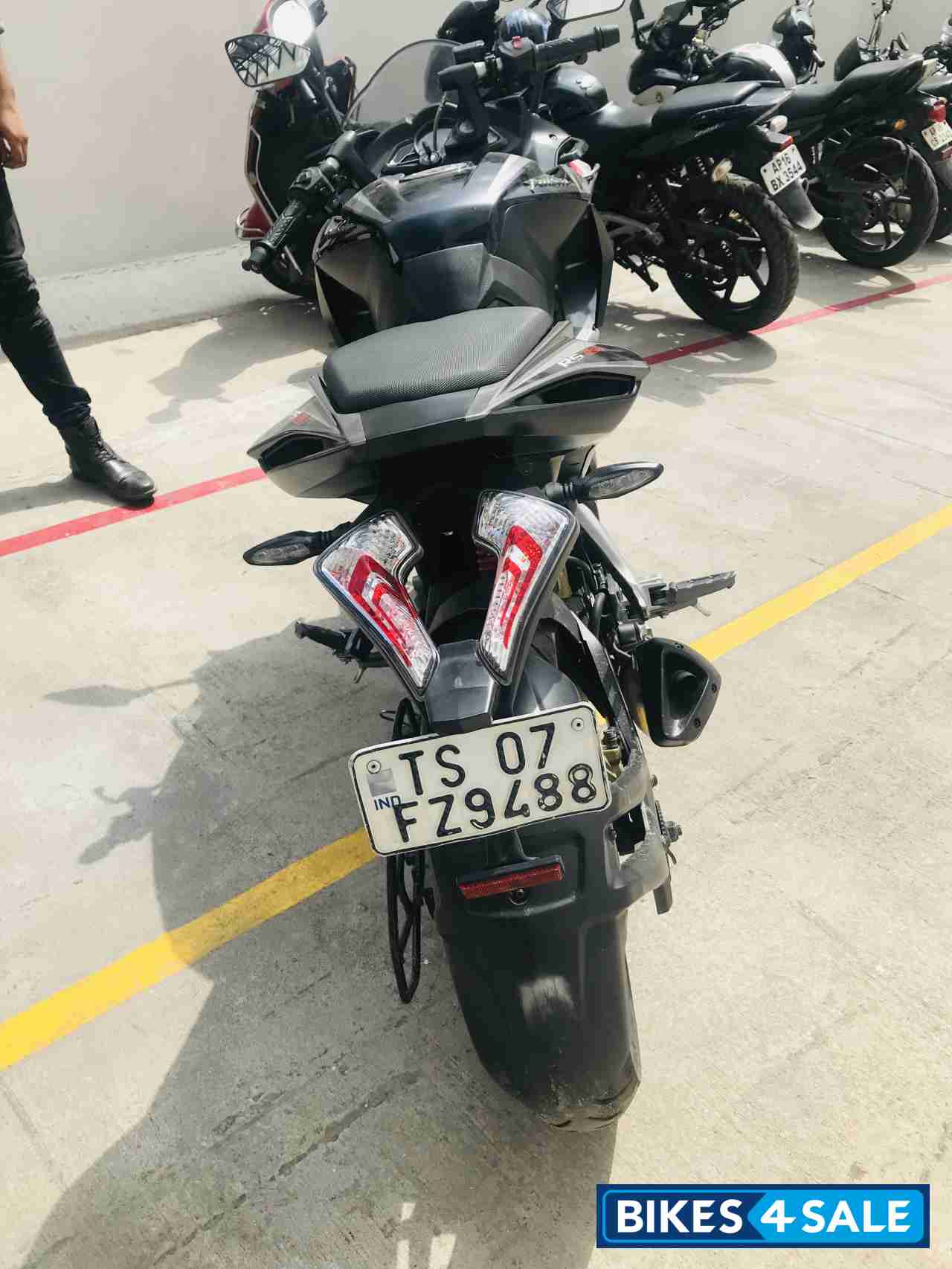 Bajaj Pulsar RS 200 ABS Bajaj Pulsar RS 200 ABS