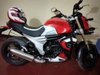 White And Red Mahindra Mojo XT 300