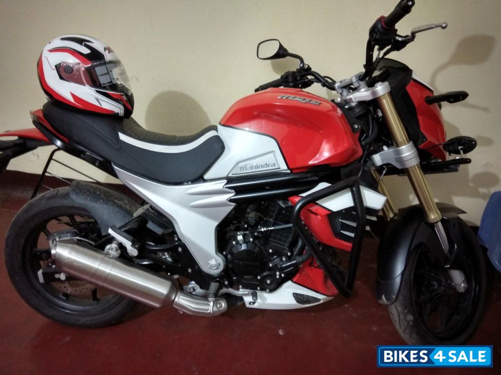 White And Red Mahindra Mojo XT 300