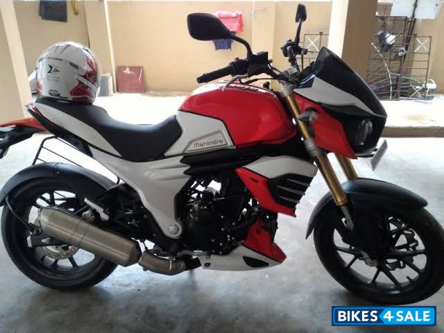 White And Red Mahindra Mojo XT 300
