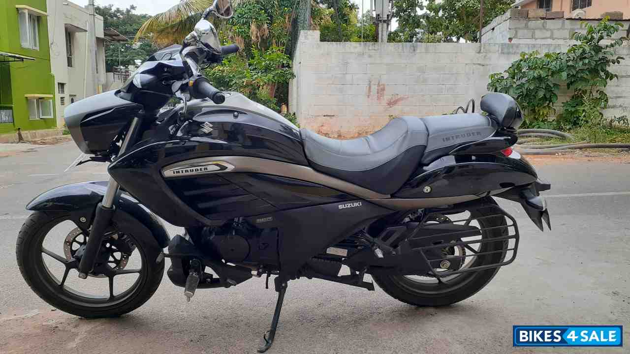Black Suzuki Intruder 150