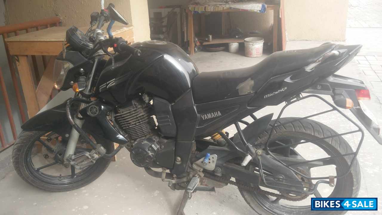 Black Yamaha FZ16 Black Yamaha FZ16