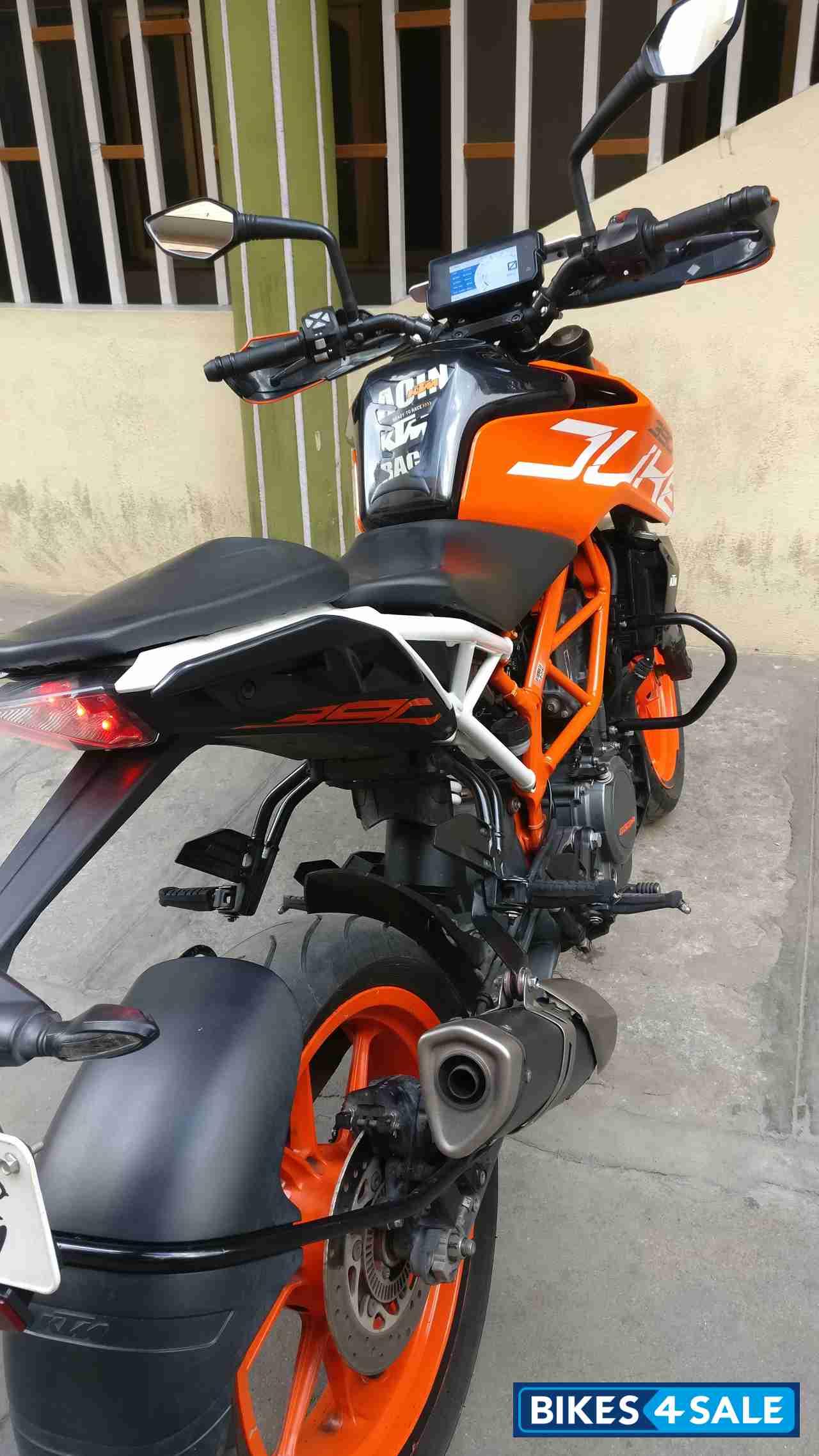 Orange KTM Duke 390 Orange KTM Duke 390