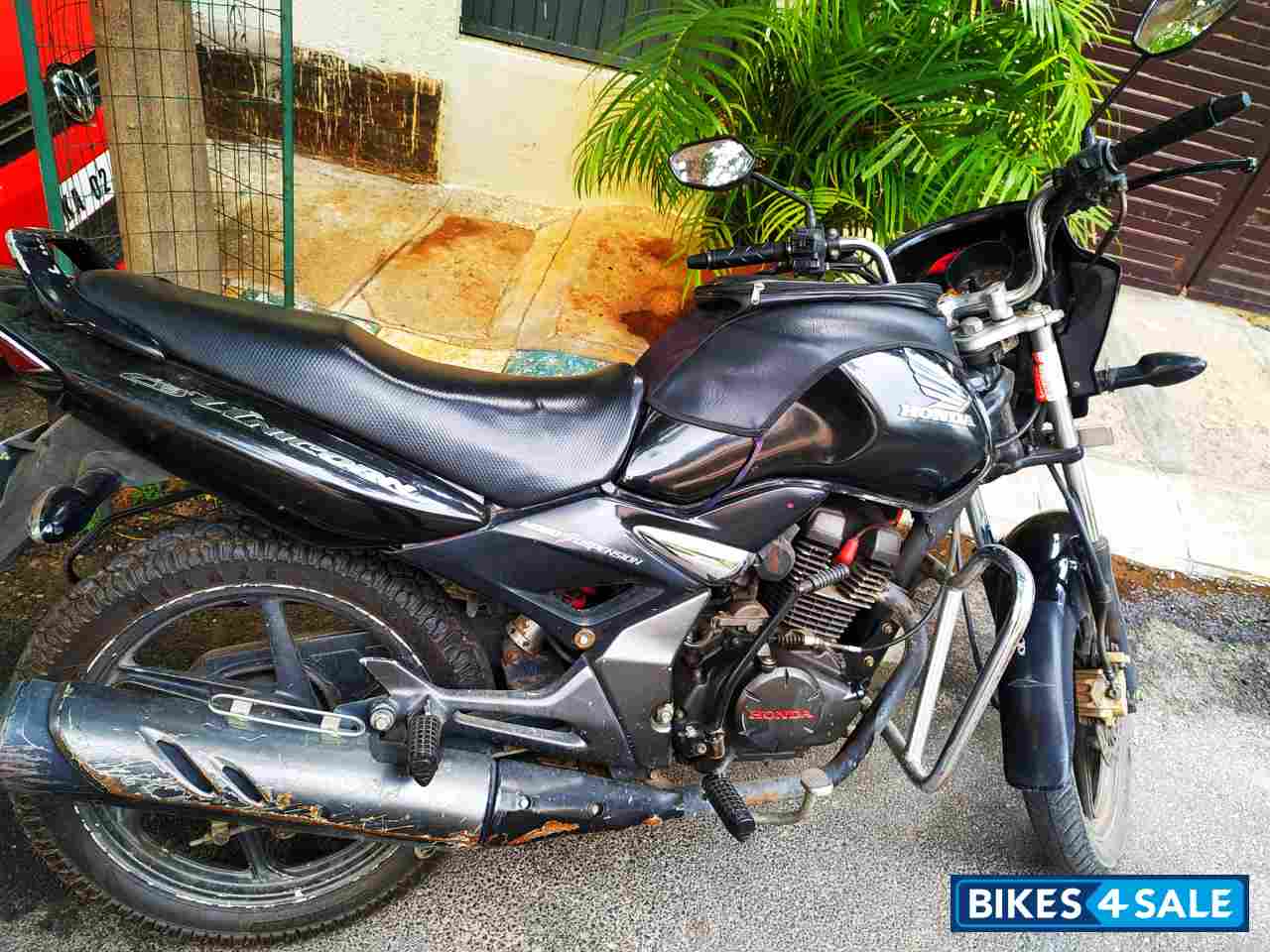 Black Honda CB Unicorn