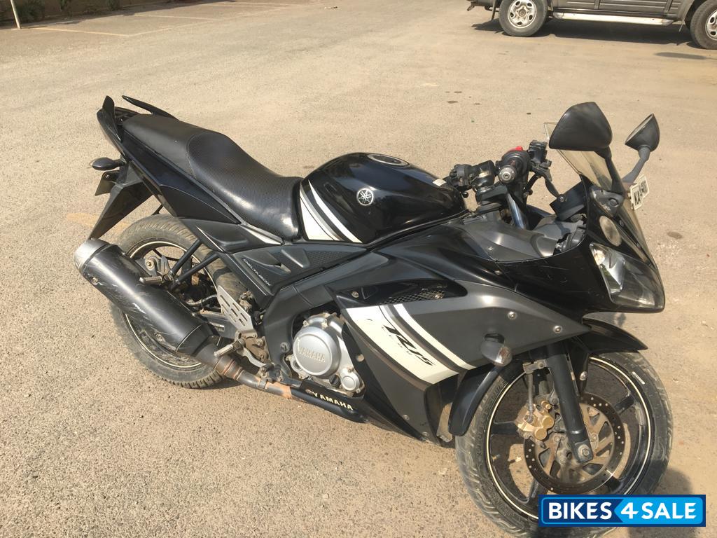 Black Yamaha YZF R15
