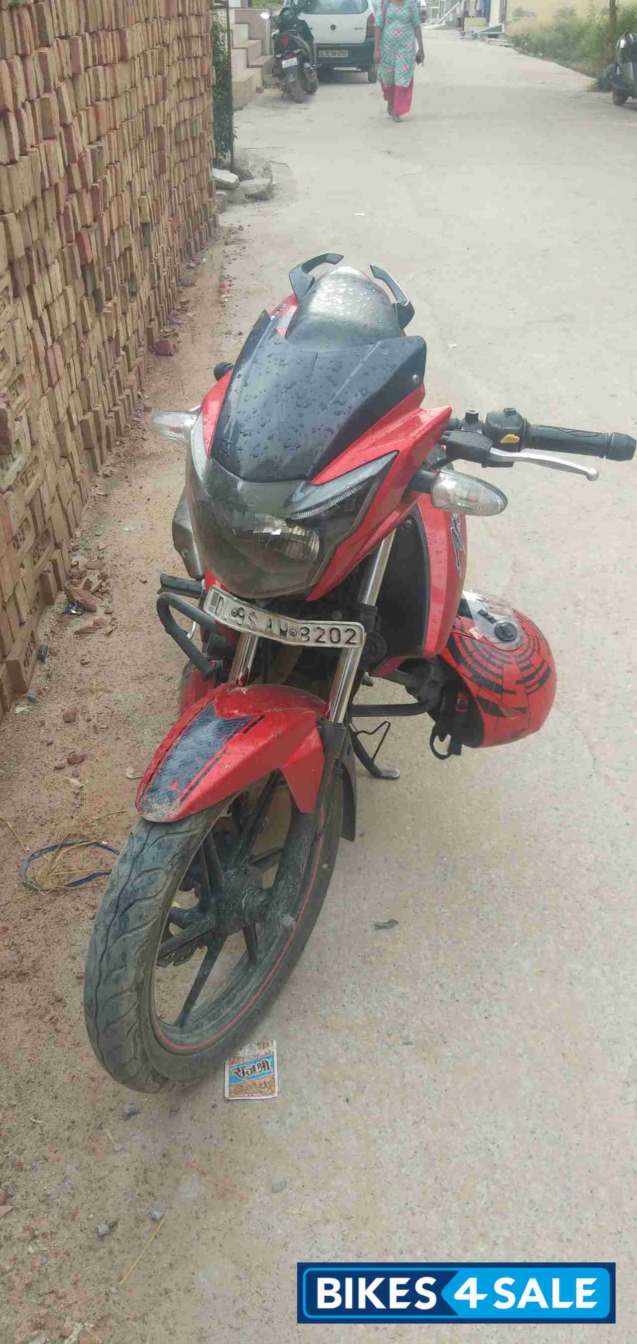 Red TVS Apache RTR 160