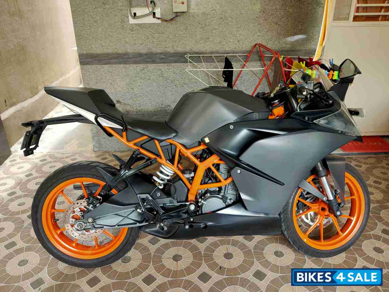 Black KTM RC 200