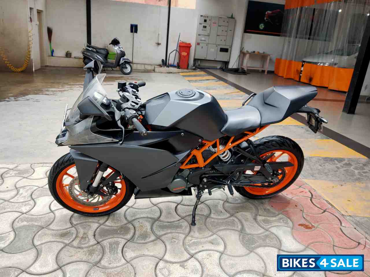 Black KTM RC 200