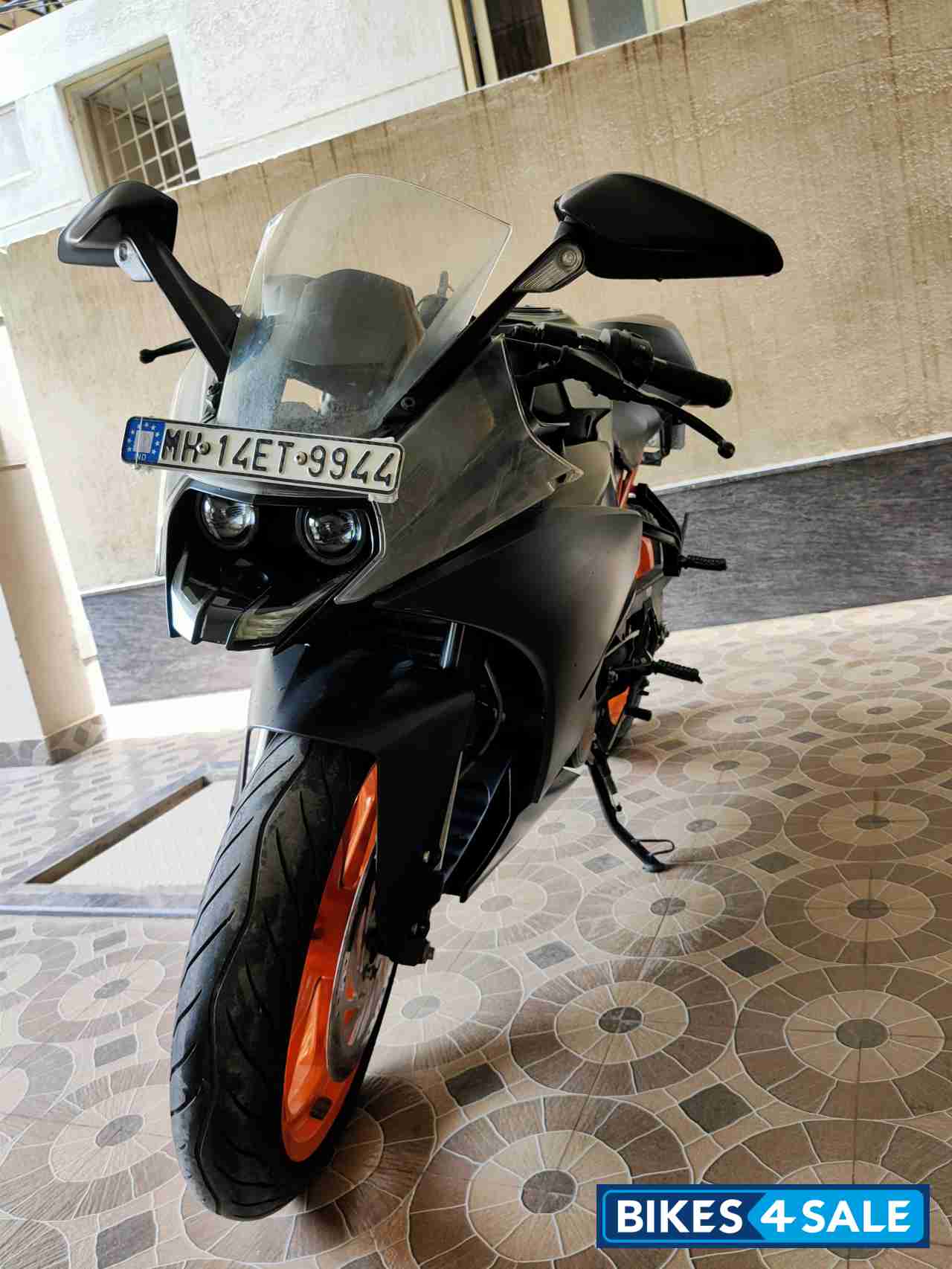 Black KTM RC 200