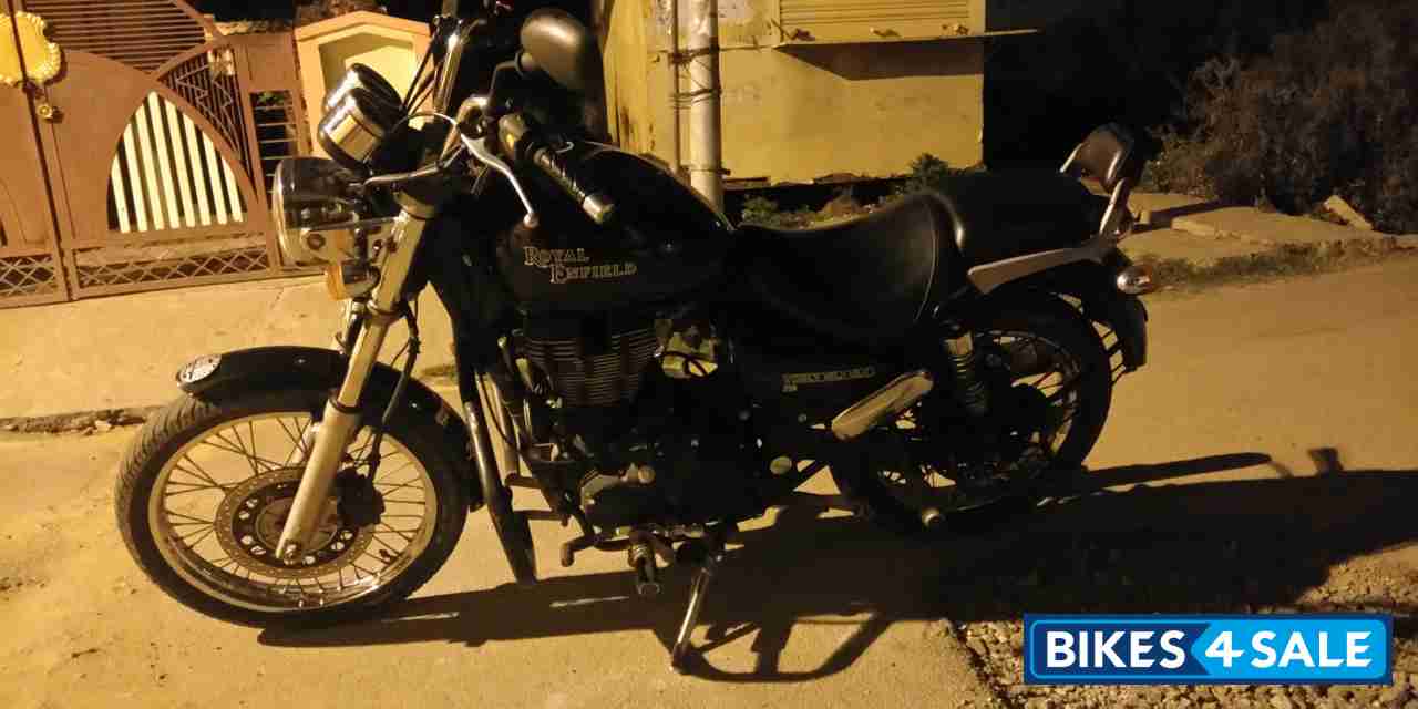 Black Royal Enfield Thunderbird 350