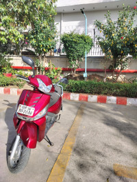 Red Mahindra Gusto 125