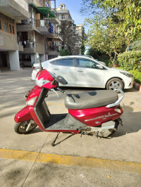 Red Mahindra Gusto 125