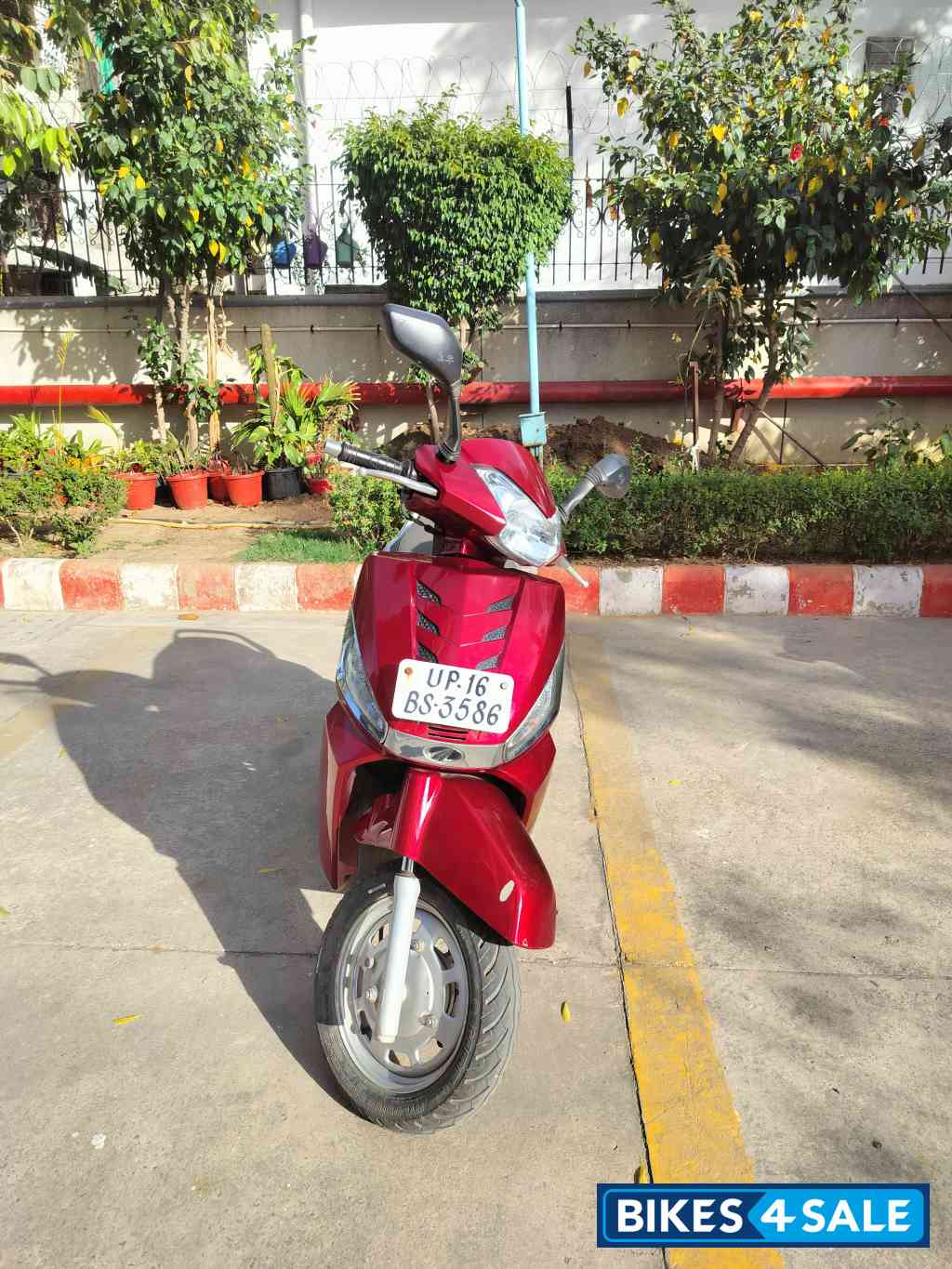 Red Mahindra Gusto 125 Red Mahindra Gusto 125