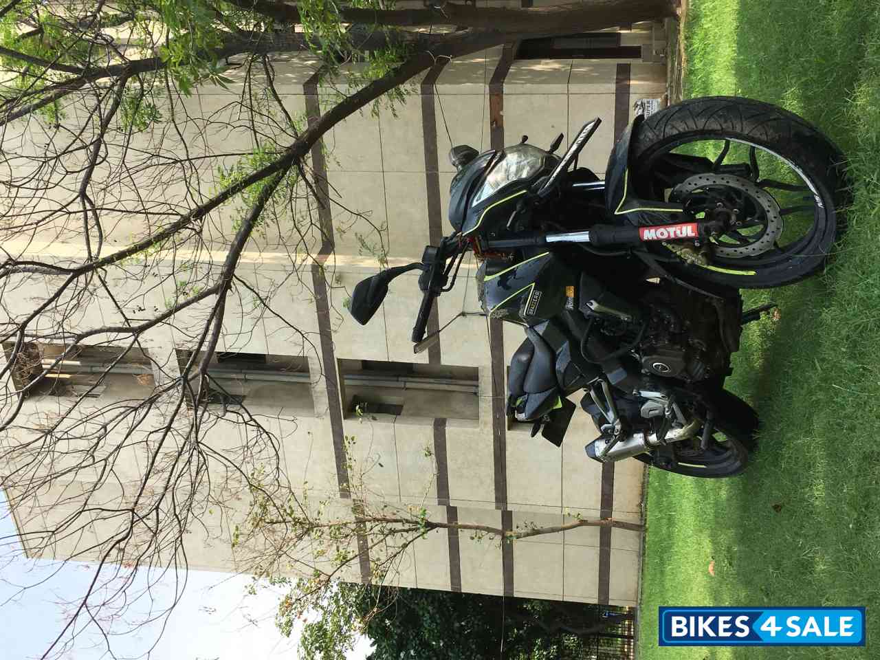 Black Bajaj Pulsar 200 NS