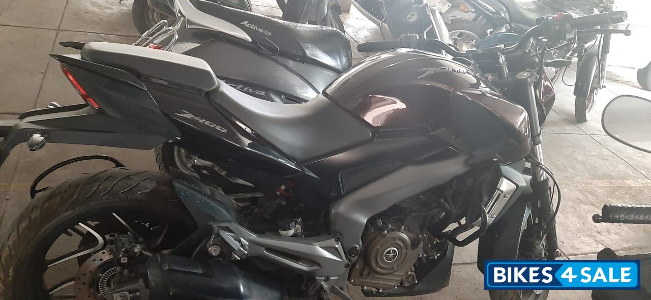Plam Bajaj Dominar 400 Disc