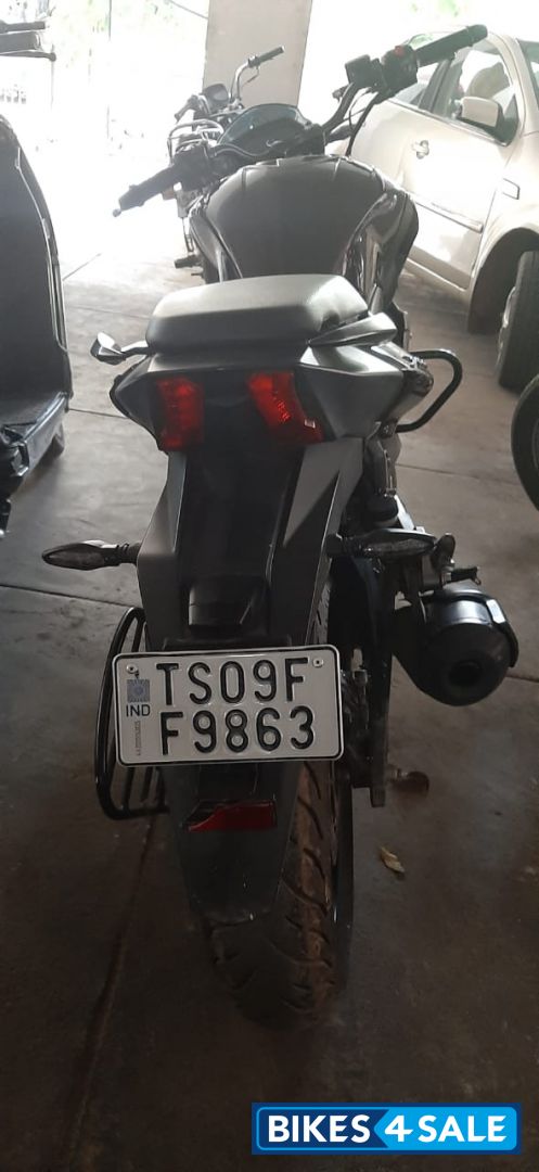 Plam Bajaj Dominar 400 Disc
