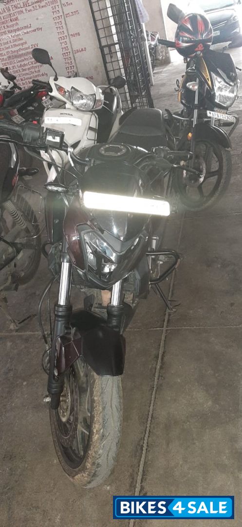 Plam Bajaj Dominar 400 Disc