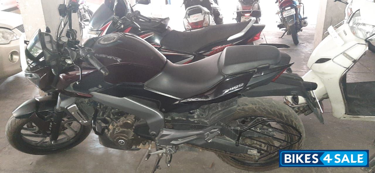 Plam Bajaj Dominar 400 Disc