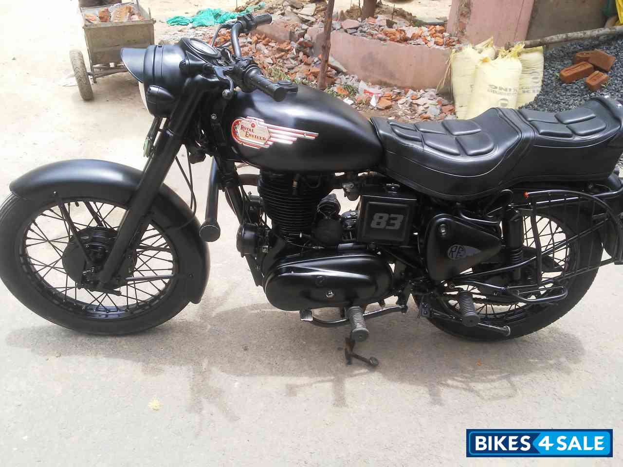 Black Royal Enfield Bullet Standard 350