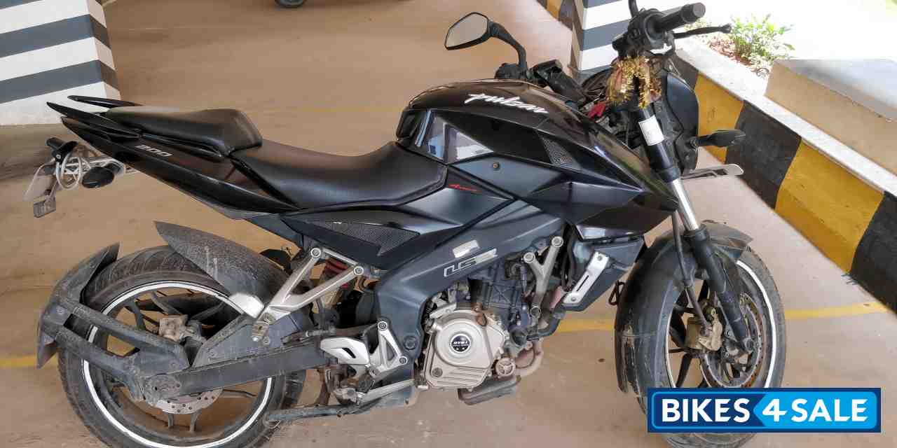 Black Bajaj Pulsar 200 NS