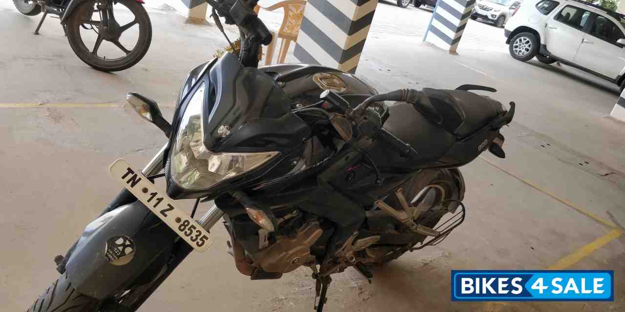 Black Bajaj Pulsar 200 NS Black Bajaj Pulsar 200 NS