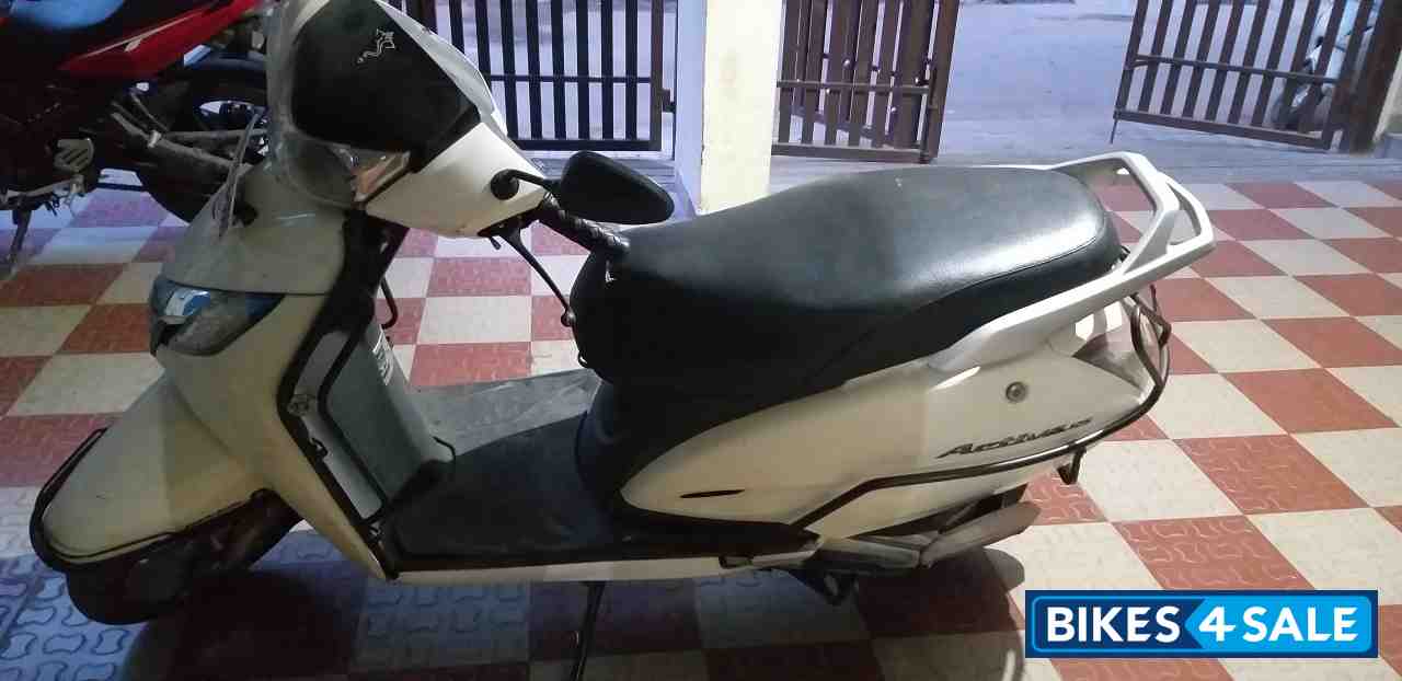 While Honda Activa 125