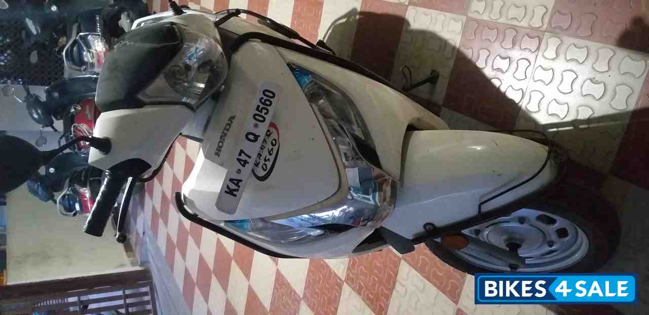While Honda Activa 125
