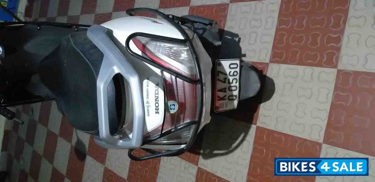 While Honda Activa 125