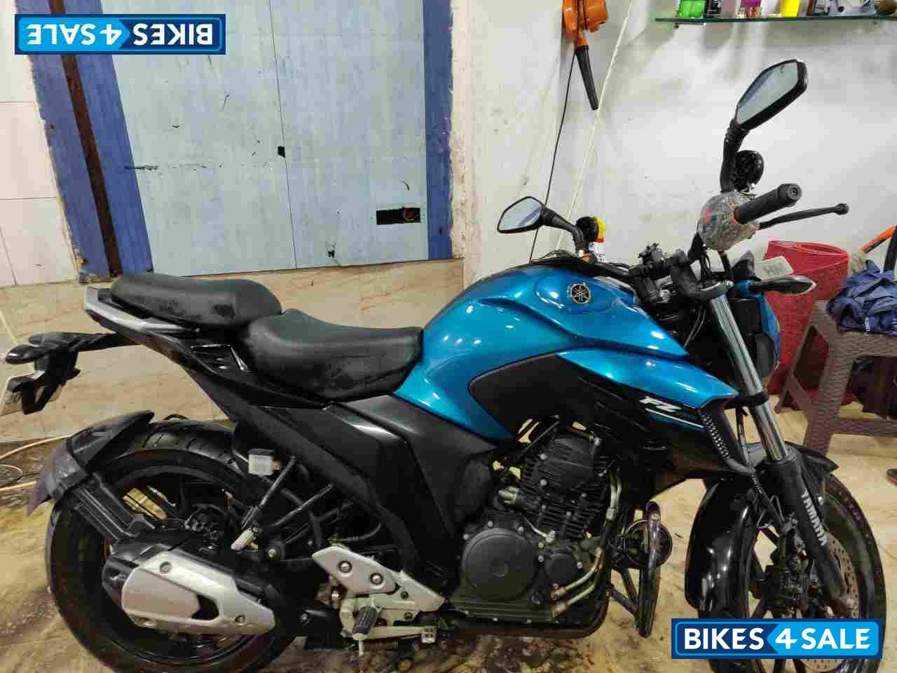 Cyan Blue Yamaha FZ25