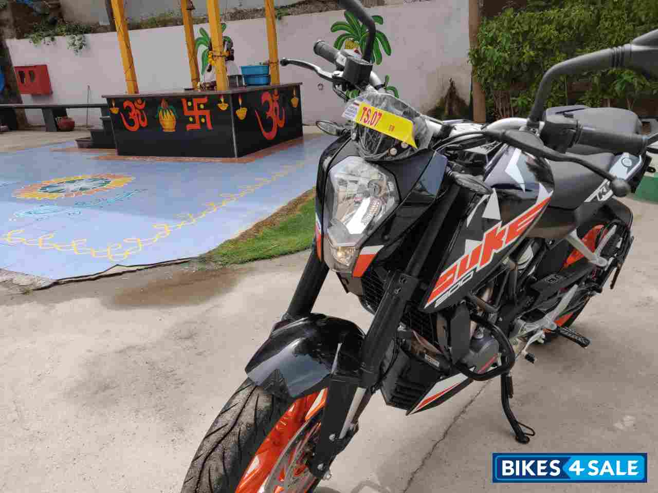 Black KTM Duke 200 ABS