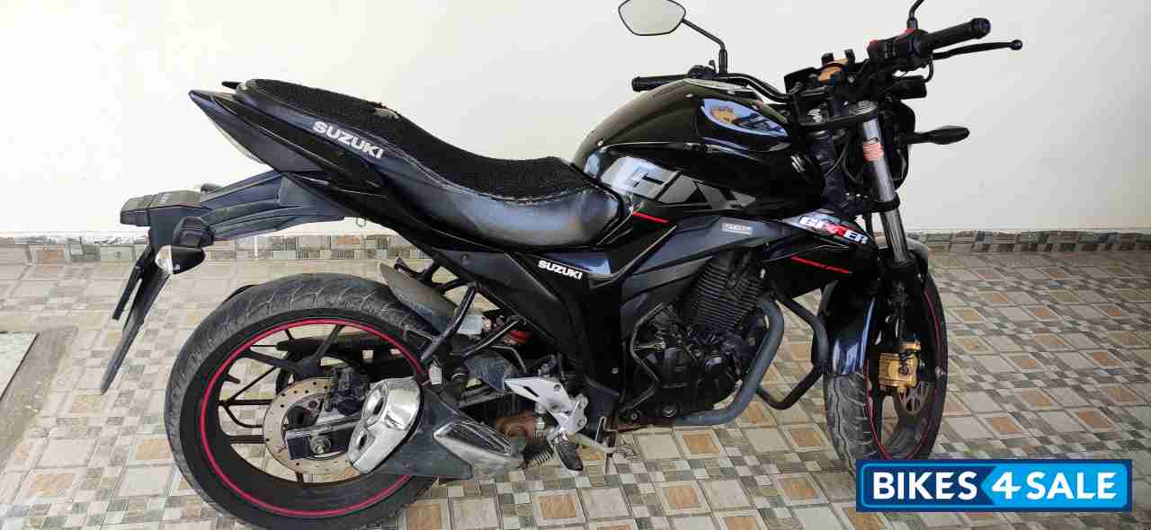 Black Suzuki Gixxer 150