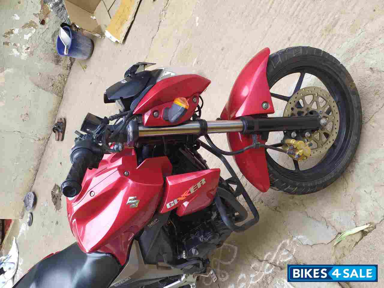 Red Suzuki Gixxer 150