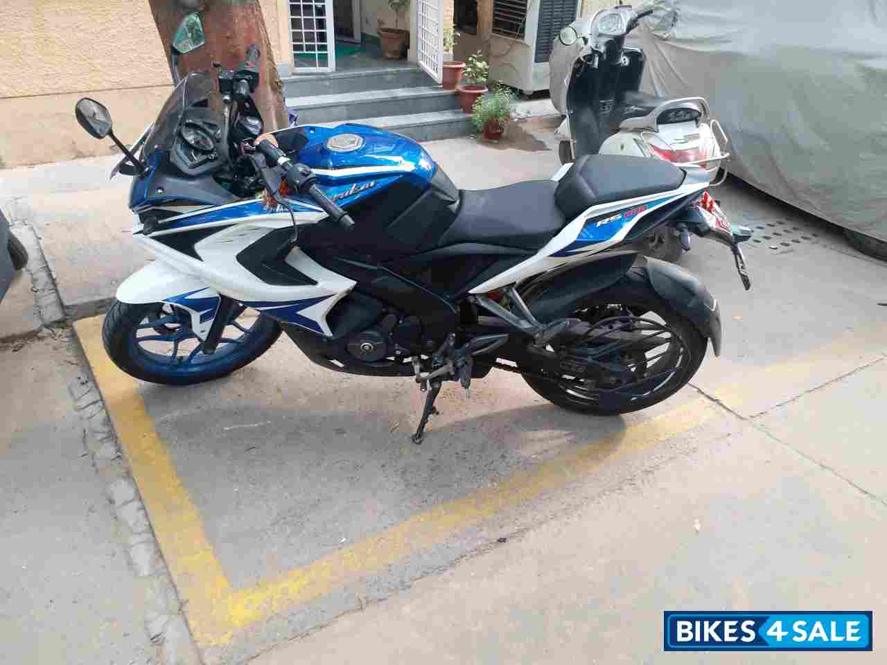 Blue Bajaj Pulsar RS 200 ABS Blue Bajaj Pulsar RS 200 ABS