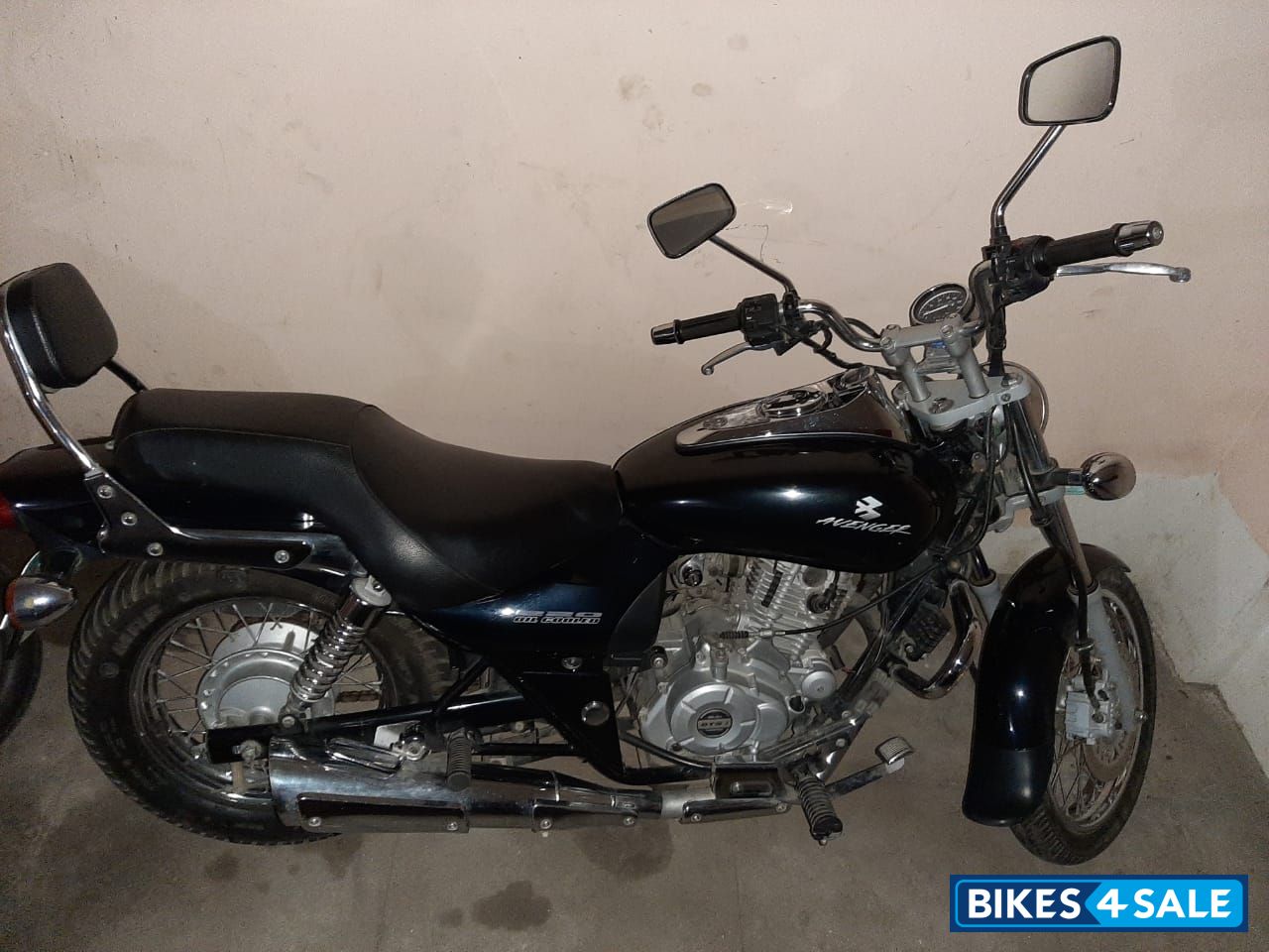 Black Bajaj Avenger 220 DTS-i