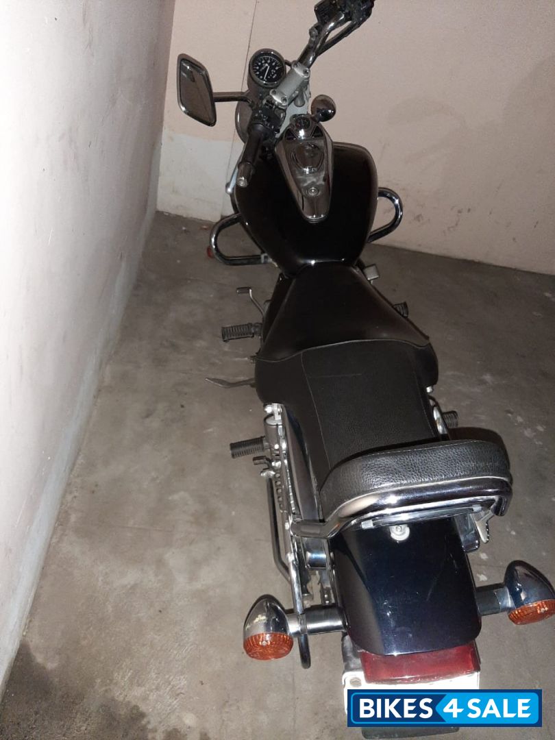 Black Bajaj Avenger 220 DTS-i