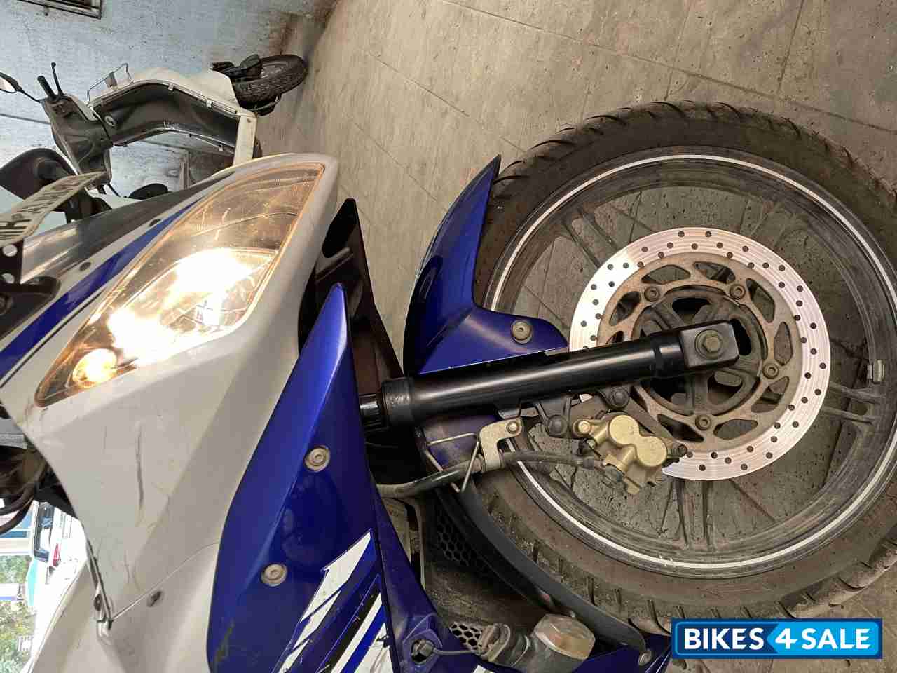 Blue White Yamaha YZF R15 V2