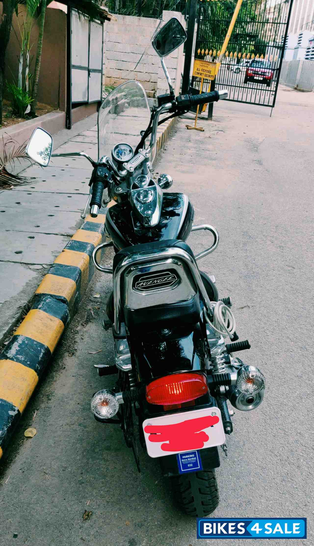 Black Bajaj Avenger Cruise 220 Black Bajaj Avenger Cruise 220