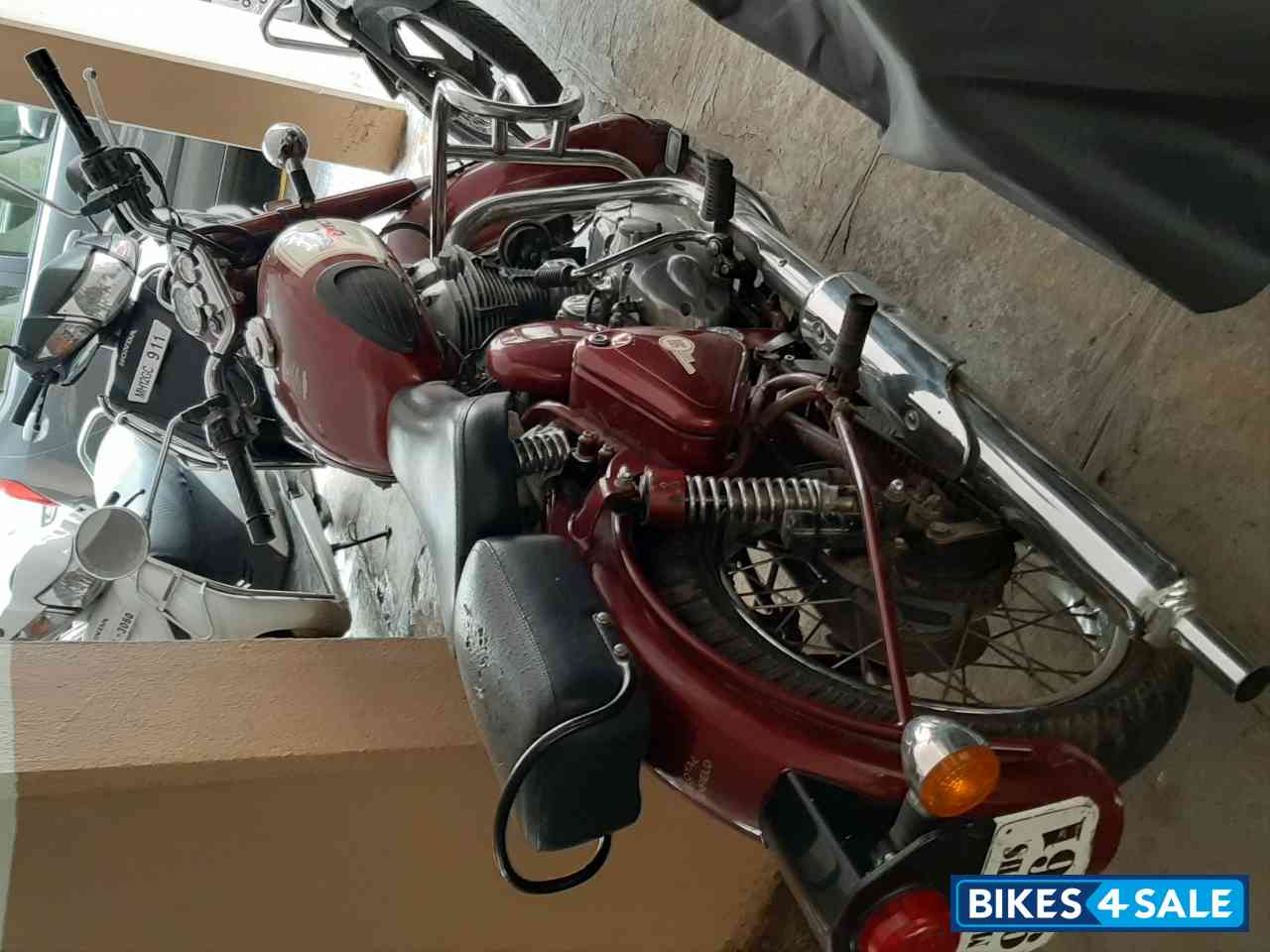 Marron Royal Enfield Classic 500